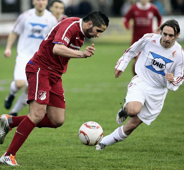 FussballKappel vs.SV Au am RheinMiloud...s, im Zweikampf mit einem Auer Spieler  | Foto: Peter Aukthun-Grmer