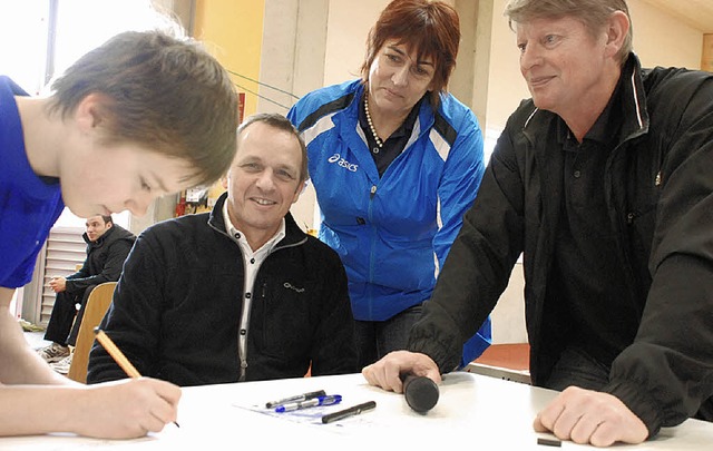 Leon aus Oberkirch schreibt sich in di...tznagel und Werner Daniels schauen zu.  | Foto: Gertrude Siefke