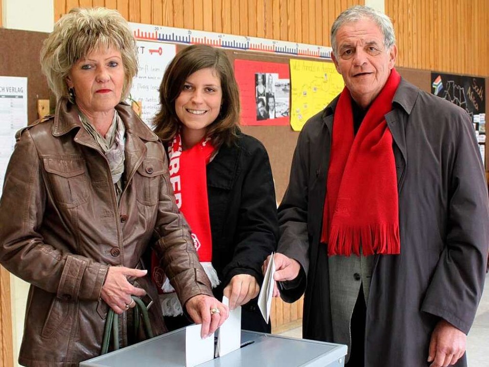 Reiner Stickelberger bei der Stimmabgabe mit Frau Yvonne und Tochter Mona  | Foto: Hannes Lauber