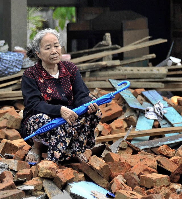 Diese Frau sitzt in Tarlay auf den Trmmern eines Hauses.   | Foto: AFP