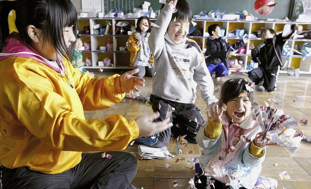 Spielen gegen die Angst: japanische Kinder in einem Notlager   | Foto: DPA