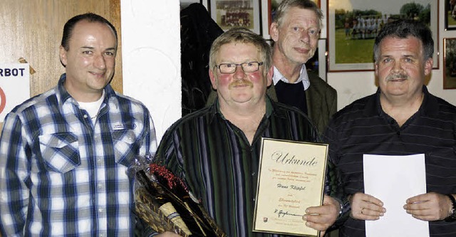 Neues Ehrenmitglied beim FCW: Hans Kli...und Heinrich Henninger gratulierten.    | Foto: Ilona Hge