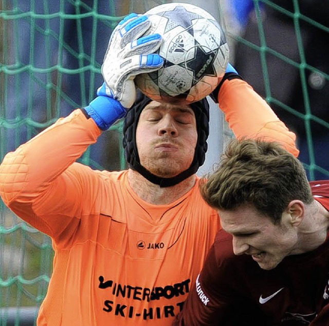 Starker Rckhalt beim FC Neustadt: Tor...einard mit Kopfschutz  la Petr Cech.   | Foto: seeger