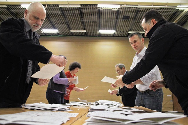 Gleich nach Schlieung der Wahllokale ...ier in der Breisgauhalle Herbolzheim.   | Foto: Thilo Bergmann