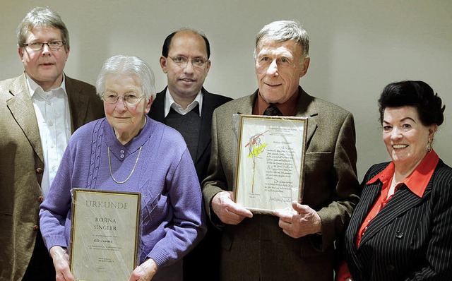 Seit Jahrzehnten dem Chor treu (von li...nton Gppert, Dirigentin Agathe Backes  | Foto: ch. breithaupt