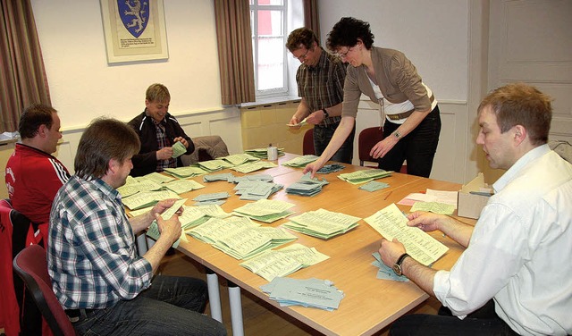 Einiges zu tun hatten die Wahlhelfer a...leisteten schnelle und exakte Arbeit.   | Foto: Juliane Khnemund