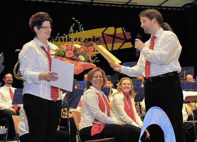 Katrin Pomorin erhlt die Ernennungsur...tand Frank Schippers im Kollegenkreis.  | Foto: Hans-E. Meidhof