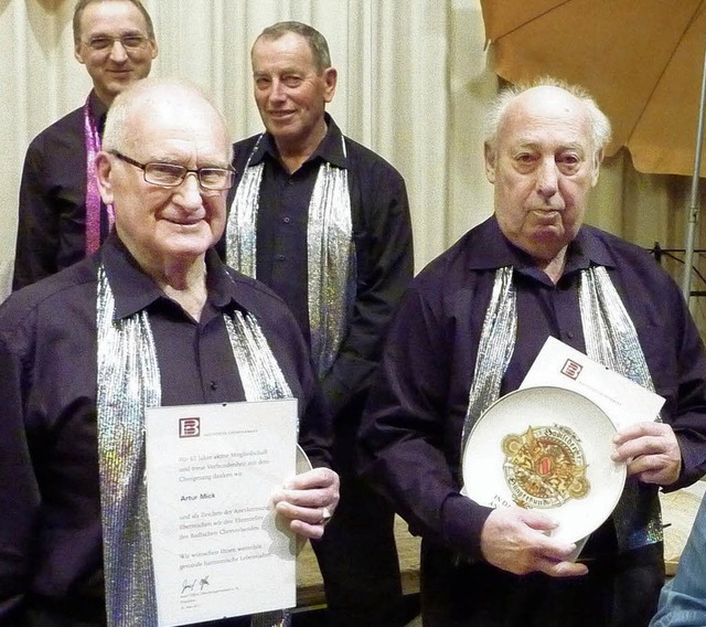 Ehrung beim Konzert: Artur Mick und Gerhard Lautenschlager (rechts)   | Foto: KArlernst Lauffer