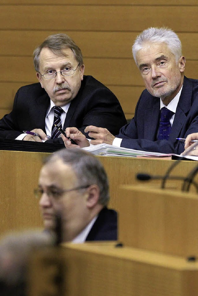 Die Zeit auf der Regierungsbank (links...Ulrich Goll) luft fr Helmut Rau ab.   | Foto: DPA