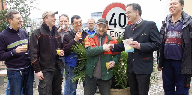 &#8222;Ende der 40er Zone&#8220;: Die ...tulierten mit einer Palme samt Schild.  | Foto: Sigrid umiger