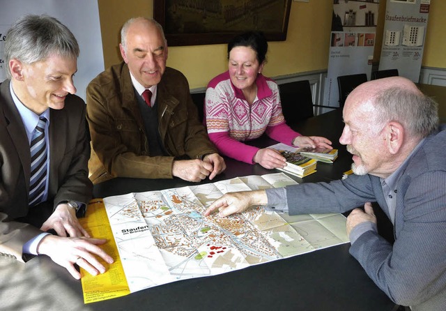 Kartograph Adolf Benjes (rechts) aus S...Ursula Spang den  neuen Stadtplan vor.  | Foto: Manfred Burkert