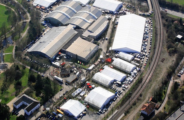 Die Regio-Messe Lrrach aus der Luft. ...nem Wetter lockt sie viele Besucher.   | Foto: Erich Meyer