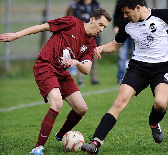 Knappes Duell: Der Stettener Florian K...au. Fahrnau gewann das Spiel mit 3:2.   | Foto: Meinrad Schn