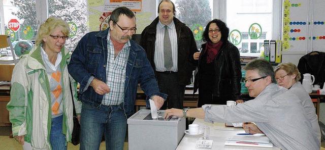 Hohe Wahlbeteiligung: Wie hier in der ... und Mitarbeiterin Bianca Scarpinato)   | Foto: Heinz Vollmar