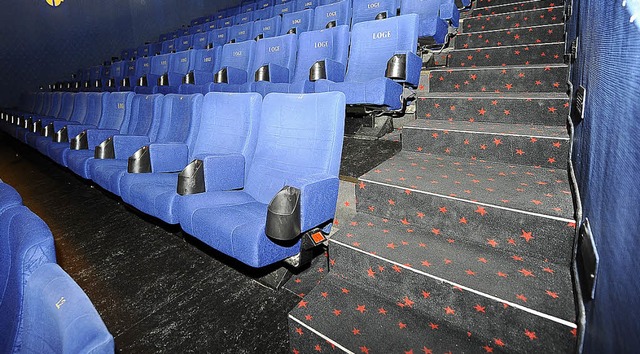 Testlauf: Zwischen den Sesseln ist der neue Linoleumbodenbelag zu sehen.  | Foto: Ingo Schneider