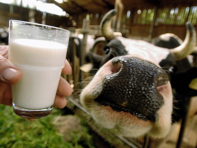 Kuhmilch ist zwar ein beliebtes Nahrun...cht allein vom Milchverkauf berleben.  | Foto: dpa