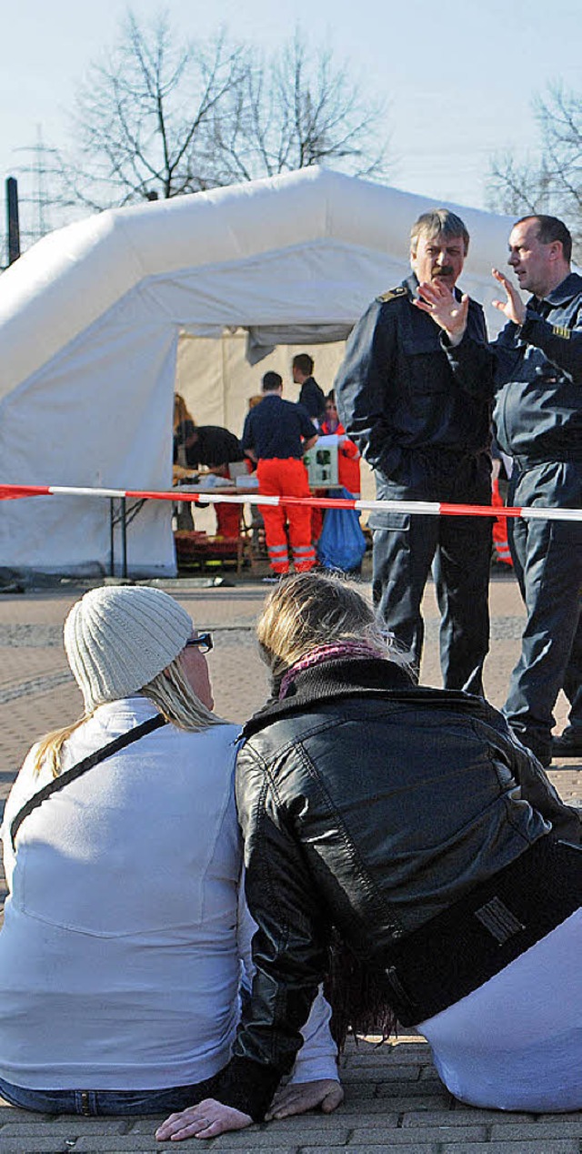 Jugendliche sitzen am Sonntag vor Sani...or dem Einkaufszentrum in Oberhausen.   | Foto: dpa