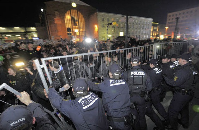 Demonstranten strmten in der Nacht na...- was nicht alle S-21-Kritiker freut.   | Foto: dpa