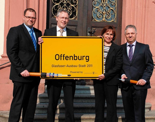 Glasfaser-Pilotstadt: Martin Stiebitz ...m   mit Offenburgs OB Edith Schreiner. 