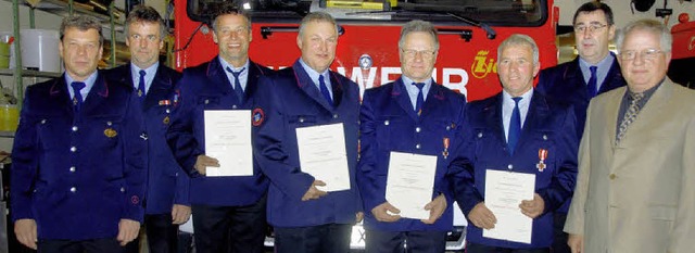 Ehrungen fr langjhrige Aktive gab es bei der Forchheimer Feuerwehr.   | Foto: Roland Vitt