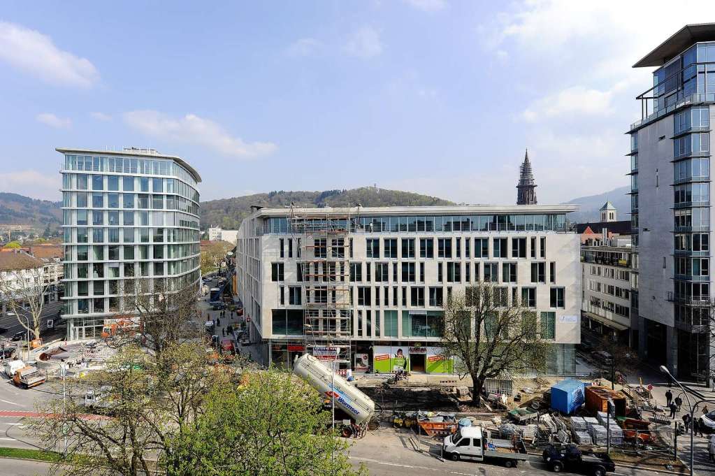 Das neue Quartier Unterlinden: Neben dem Hauptgebude (rechts) steht der Broturm als Solitaire.