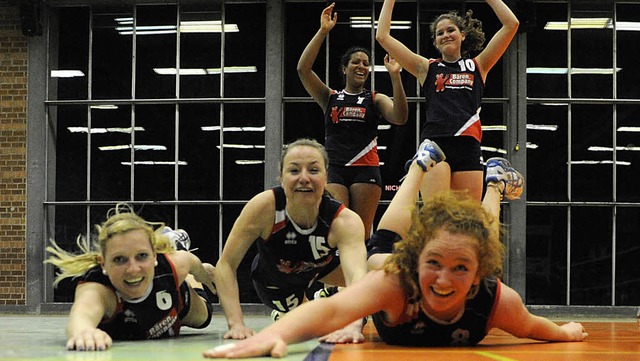 Freude pur bei den Volleyballerinnen v...r Regionalliga so gut wie abgewendet.   | Foto: Achim Keller