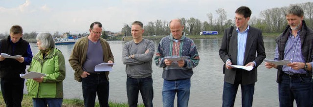 Die Experten der Polder-Rundtour beim Blick in die Unterlagen.   | Foto: Hagen Spth