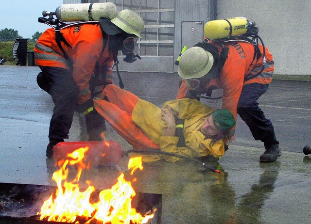 Die Eschbacher Wehr probt den Ernstfal... eine Vereinbarung zur berlandhilfe.   | Foto: Wagner