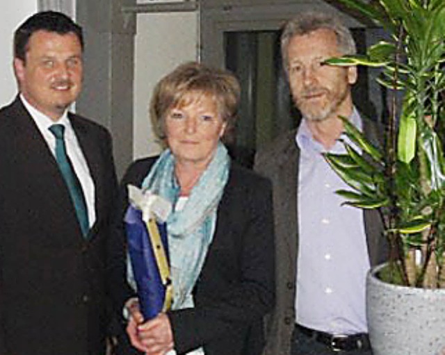 Ein Geschenk berreichte  FBG-Vorsitze...a Rochelt und  Reiner Hegar  (v. l.)    | Foto: Reinhard Herbrig
