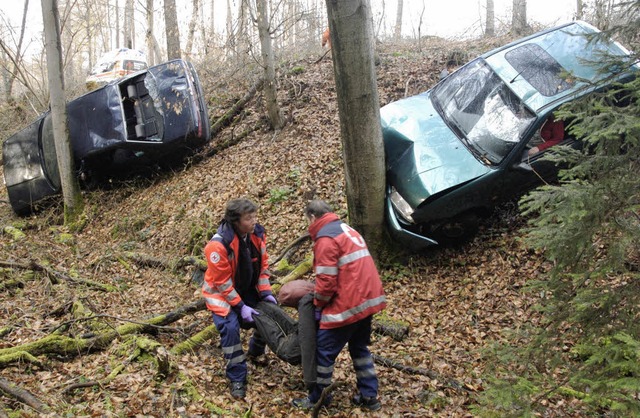 Die Sanitter retten in dem schwer zug...chen Wald zuerst die betrunkene Puppe.  | Foto: Peter Gerigk