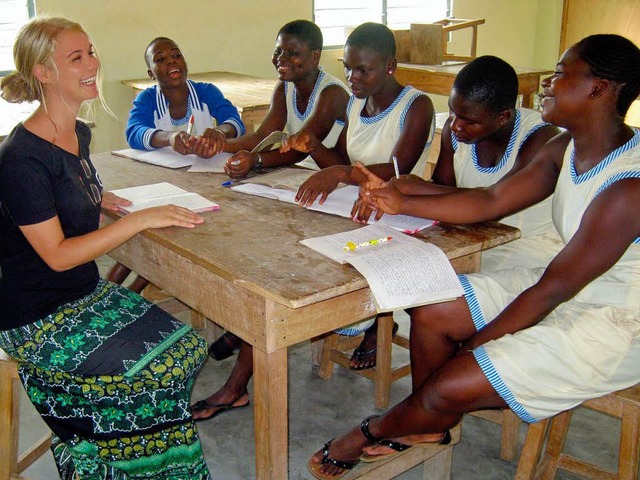 Stefanie Ketterer im Englischunterricht mit einer Klasse.   | Foto: privat