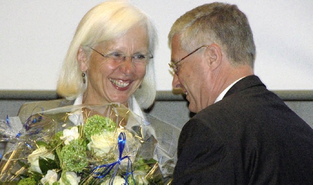 Zur erfolgreichen Wiederwahl gratuliert der Weiler OB Dietz Gudrun Heute-Bluhm.   | Foto: Nikolaus Trenz