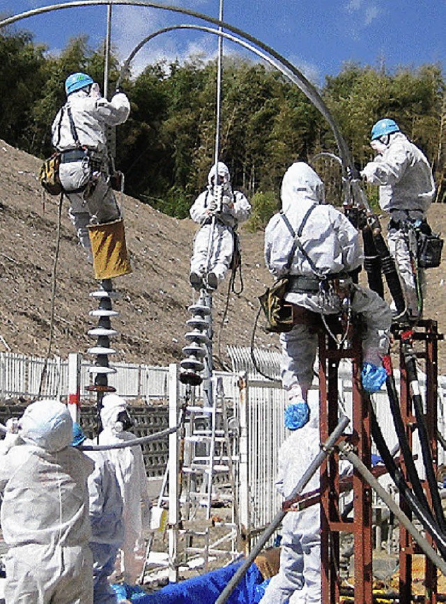 Arbeiter in Fukushima kmpfen um  die ..., freigegeben von Tepco am 29. Mrz).   | Foto: AFP/HO/TEPCO