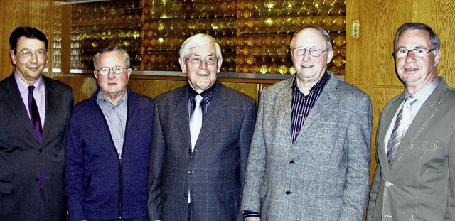 Verdiente Mitglieder (von links): Vors...tender Vorsitzender Hans Joachim Jke   | Foto: dieter fink