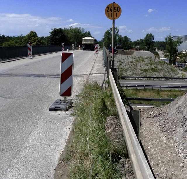 Die Tage der alten  Brcke ber die A5...die Bagger fr den Abriss anrollen.     | Foto: Andrea Drescher