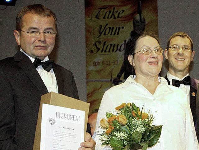 Die silberne Verdienstnadel des Deutsc...-Vorsitzender Thomas Bhler (rechts).   | Foto: BROMBACHER