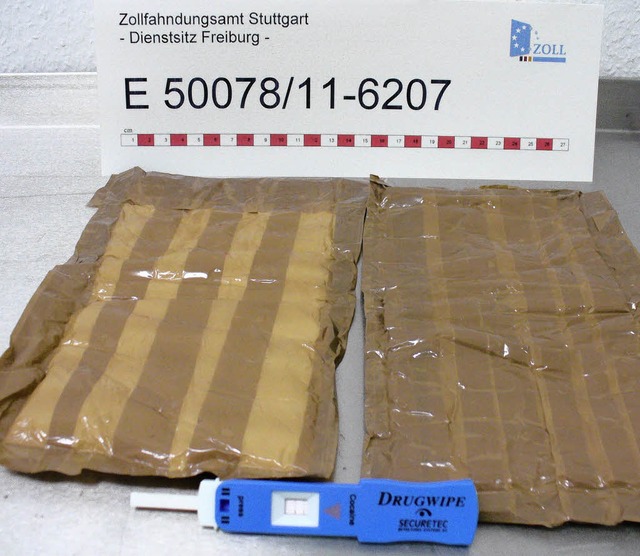 Zwei groe Pakete mit Kokain fanden Zllner in  Schuhen.   | Foto: Zoll