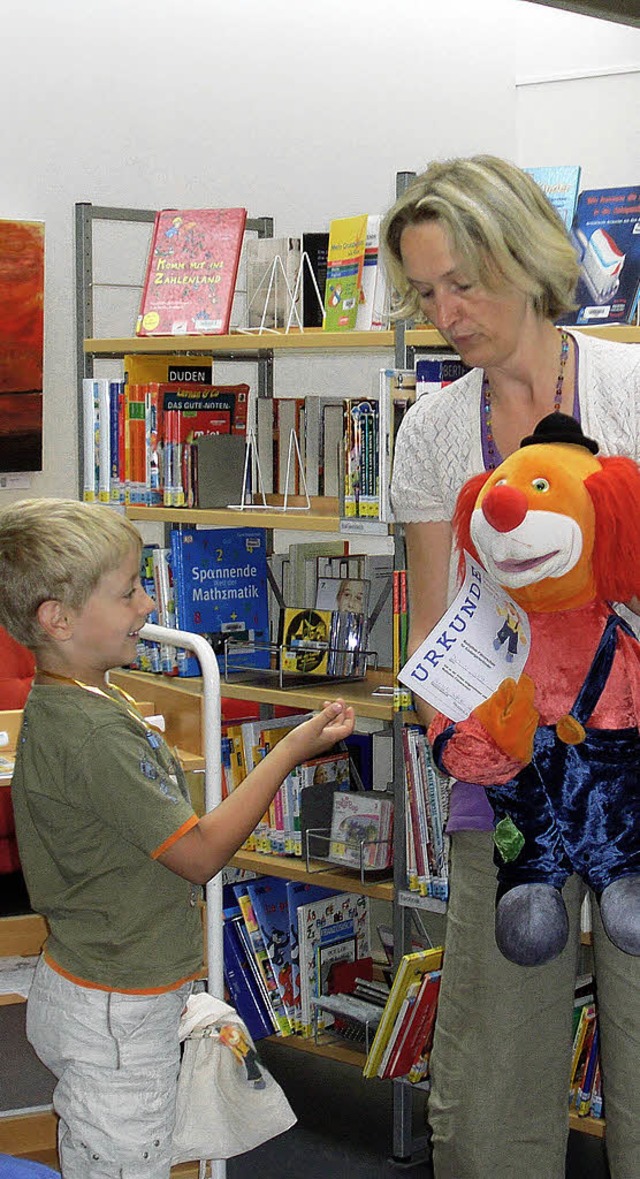 Wie Kinder sich in der Mediathek zurec...den, zeigt Leiterin Holstein-Gumann.   | Foto: Sonje Schwennsen