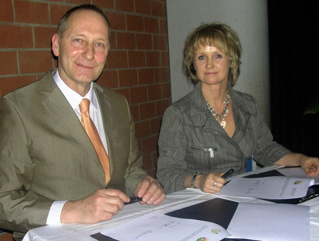 Rektor Thomas Manthey und Ausbildungsl...nterzeichnen den Kooperationsvertrag.   | Foto: Schule