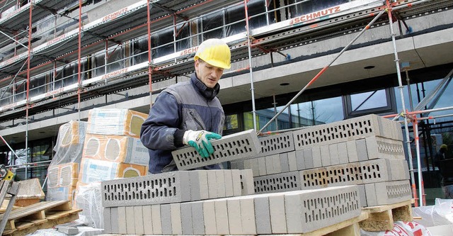 Am Oberrheingymnasium wird mit Hochdru...tellung der Klinkerfassade gearbeitet.  | Foto: Lauber