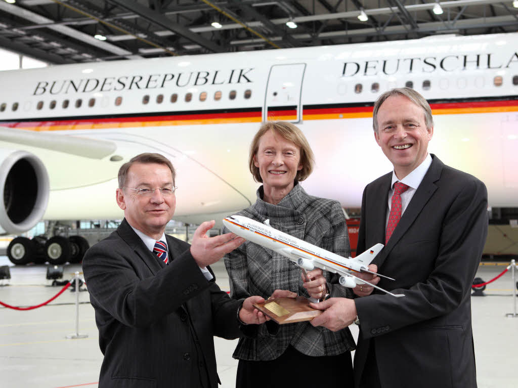 Staatssekretr Rdiger Wolf (links) und Lufthansa-Technik-Chef August Wilhelm Hennigsen freuten sich mit der Adenauer-Enkelin.