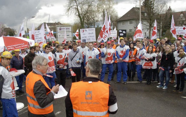 Fr mehr Lohn demonstrierten Chemie-Beschftigte gestern bei Evonik Degussa.  | Foto: Peter Gerigk
