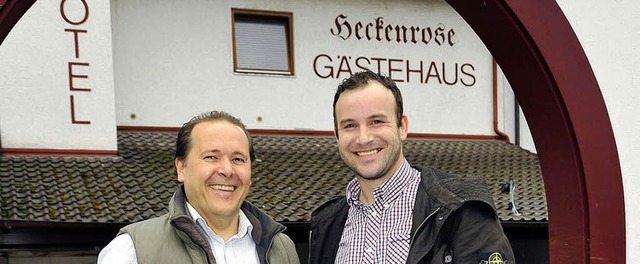 Hauchen der  Heckenrose in Ringsheim n...er und Mike Germershausen (von links).  | Foto: Bernhard Rein