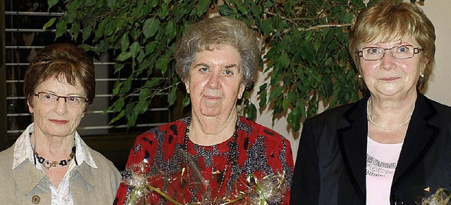 Ursula Reiss ehrte Ruth Henning und Traudl Braunsdorf (von links).   | Foto: Paul Schleer