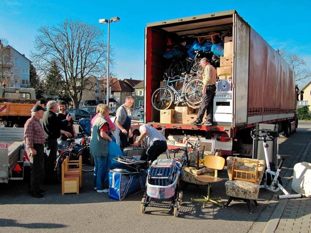 Beim Beladen eines Hilfstransportes fr Polen im vergangenen Jahr.  | Foto: Martin Wendel