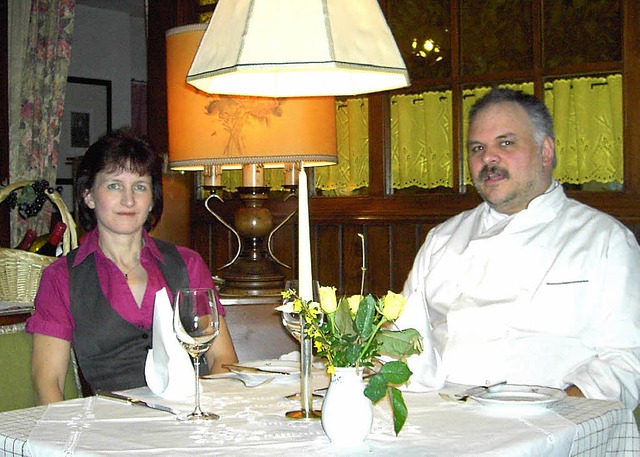 Ingeborg und Paul Hornu, die beiden I...er Erle im Gastraum ihres Speiselokals  | Foto: Nikolaus Bayer