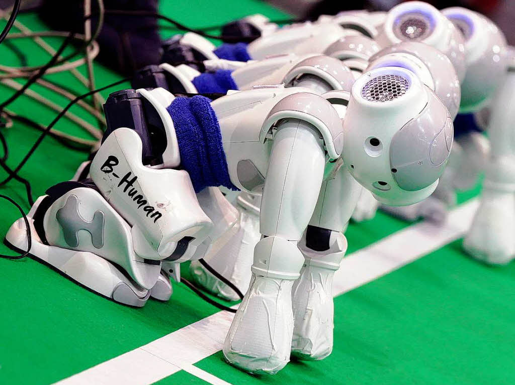 Diese Standardroboter "Nao" vom Weltmeisterteam B-Human Bremen sind bereit fr den Anpfiff.