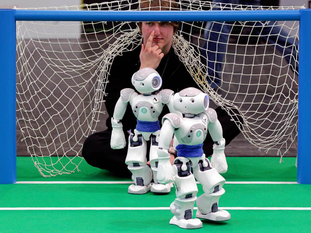 Tobias Kastner vom Weltmeisterteam B-Human Bremen lsst seine Schtzlinge nicht aus den Augen.