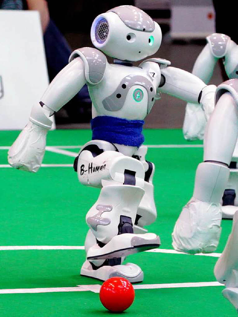 Ein humanoider Standardroboter "Nao" vom Weltmeisterteam B-Human Bremen ist am Ball.