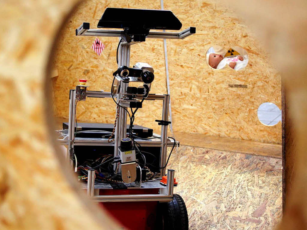 Der Rettungsroboter  "GETbot" von der Universitt Paderborn sucht nach "Verschtteten".
